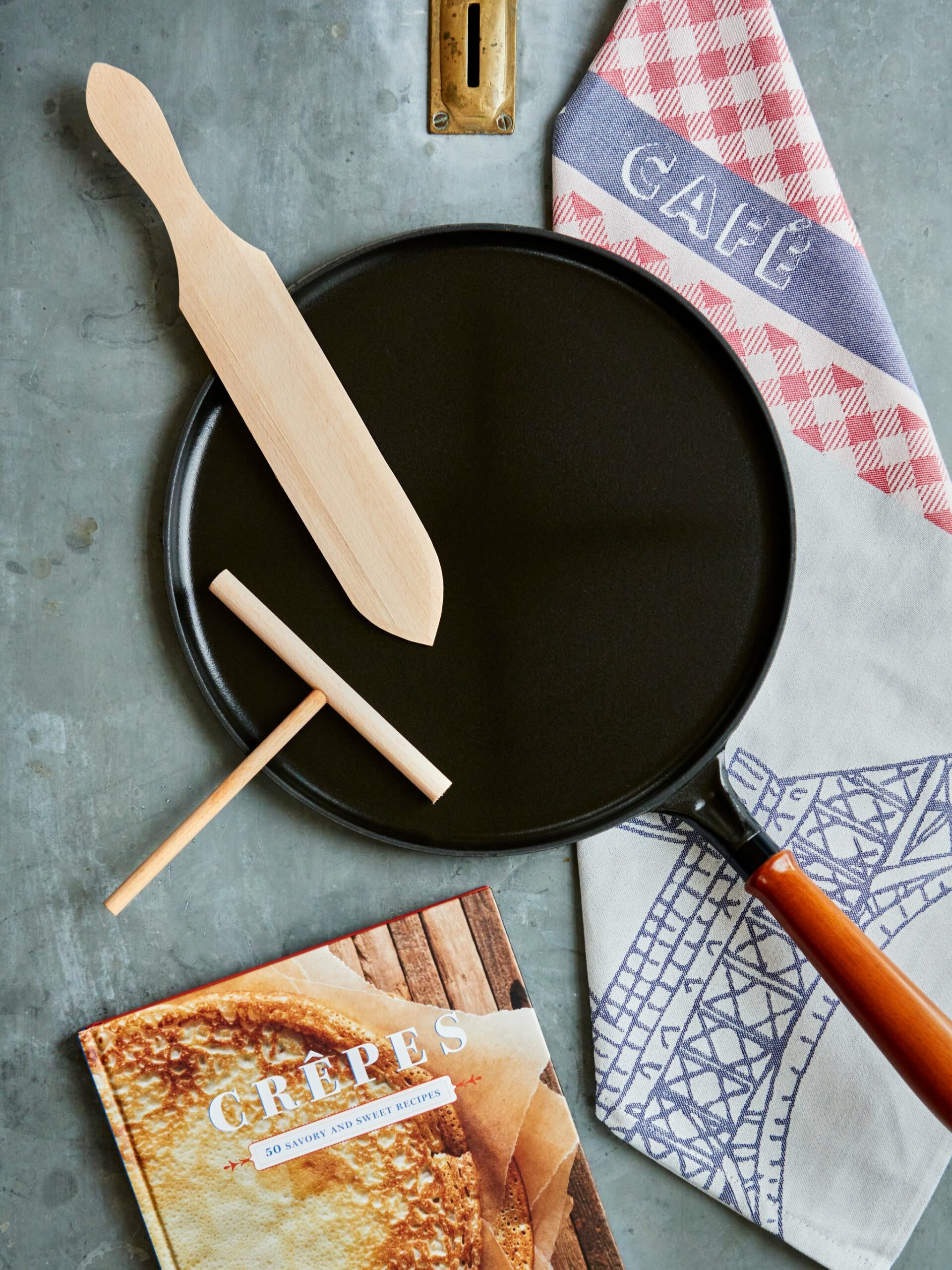 Staub Cast Iron Crêpe Pan with Spreader and Spatula