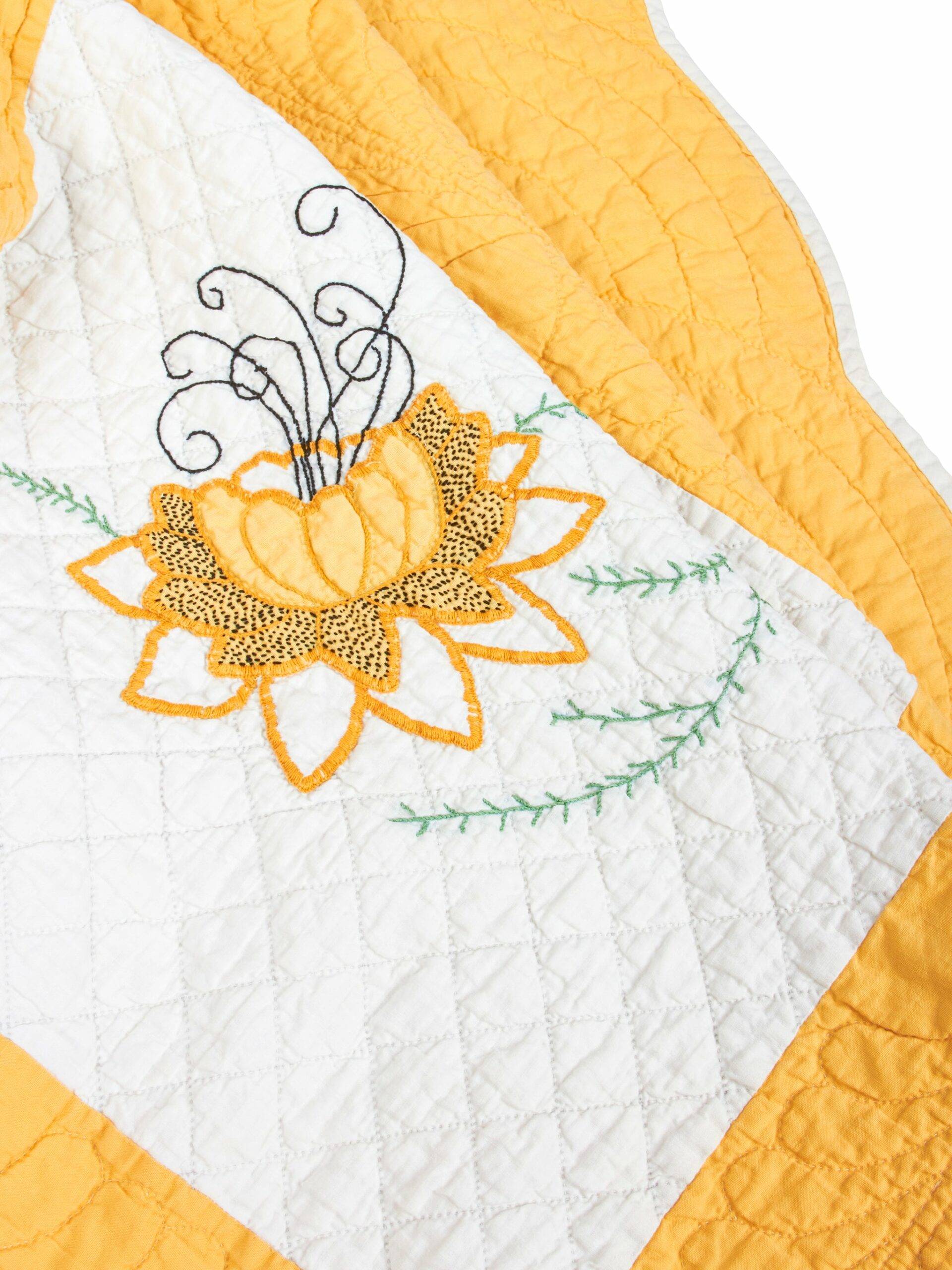 Vintage 1930s Yellow and White Scallop Bordered Quilt